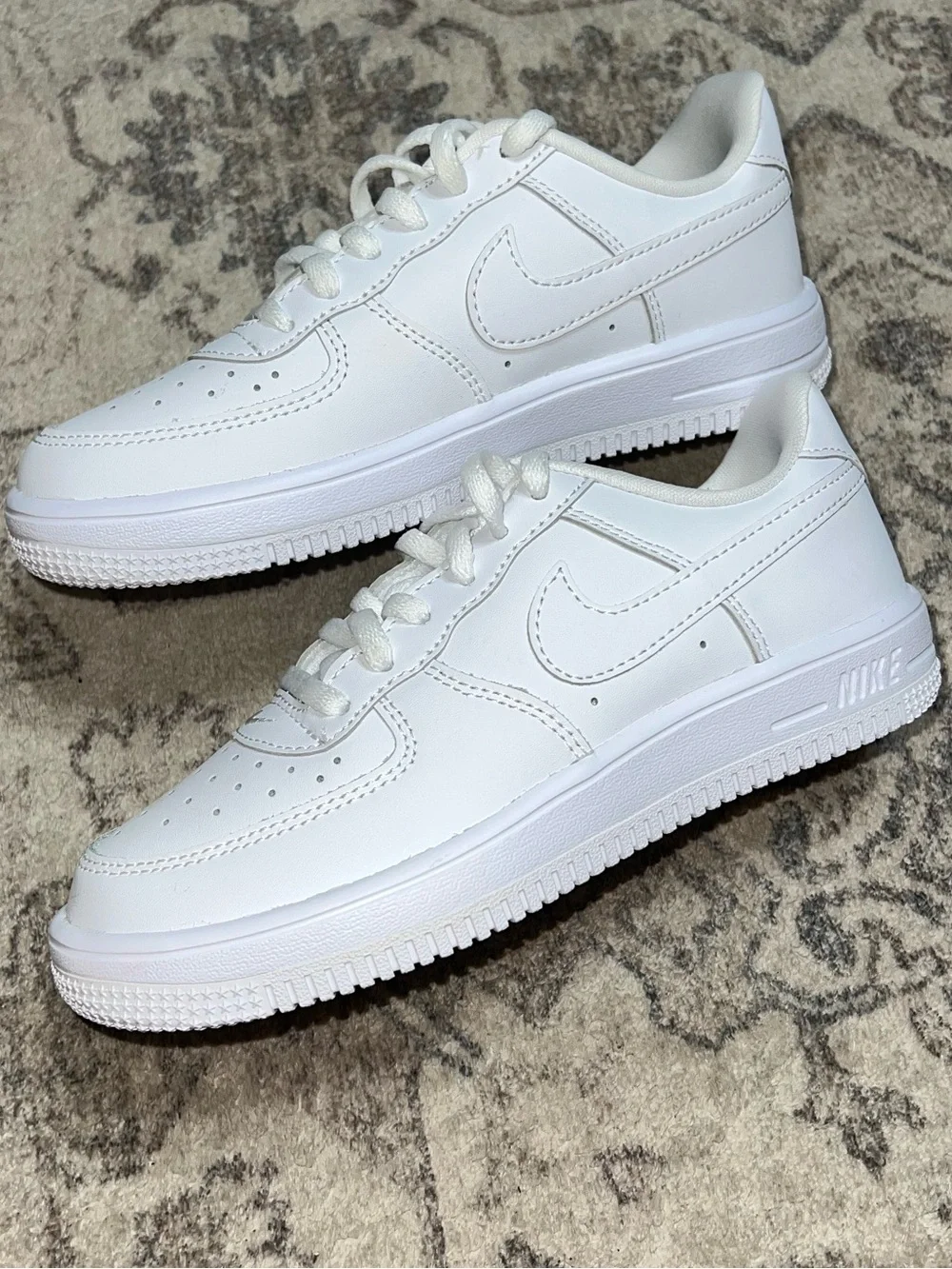 Kids’ White Nike Air Force 1 LE sneakers